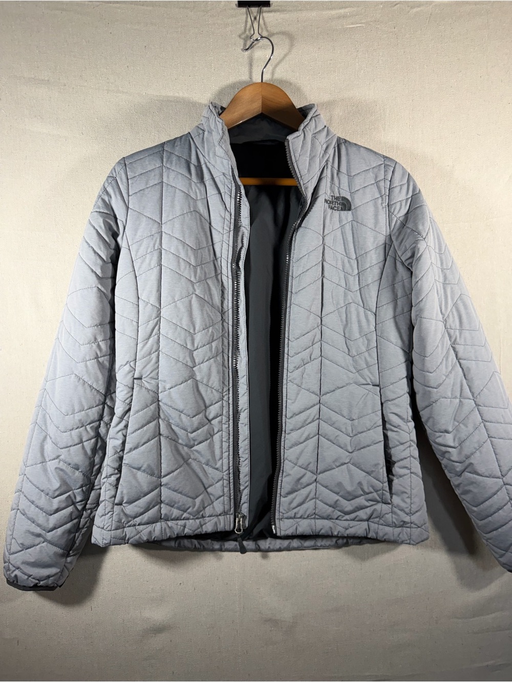 The North Face Women's Light Gray Quilted Puffer Jacket size M
